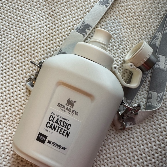 Stanley Classic Canteen in Cream - Picture 6 of 9